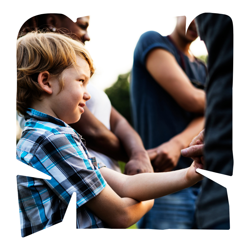 enfants et adultes main dans la main