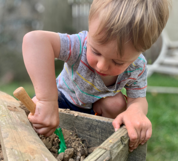 jeune enfant qui jardine